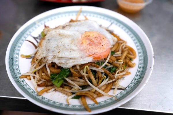 cambodian street food (stir fry noodles)
