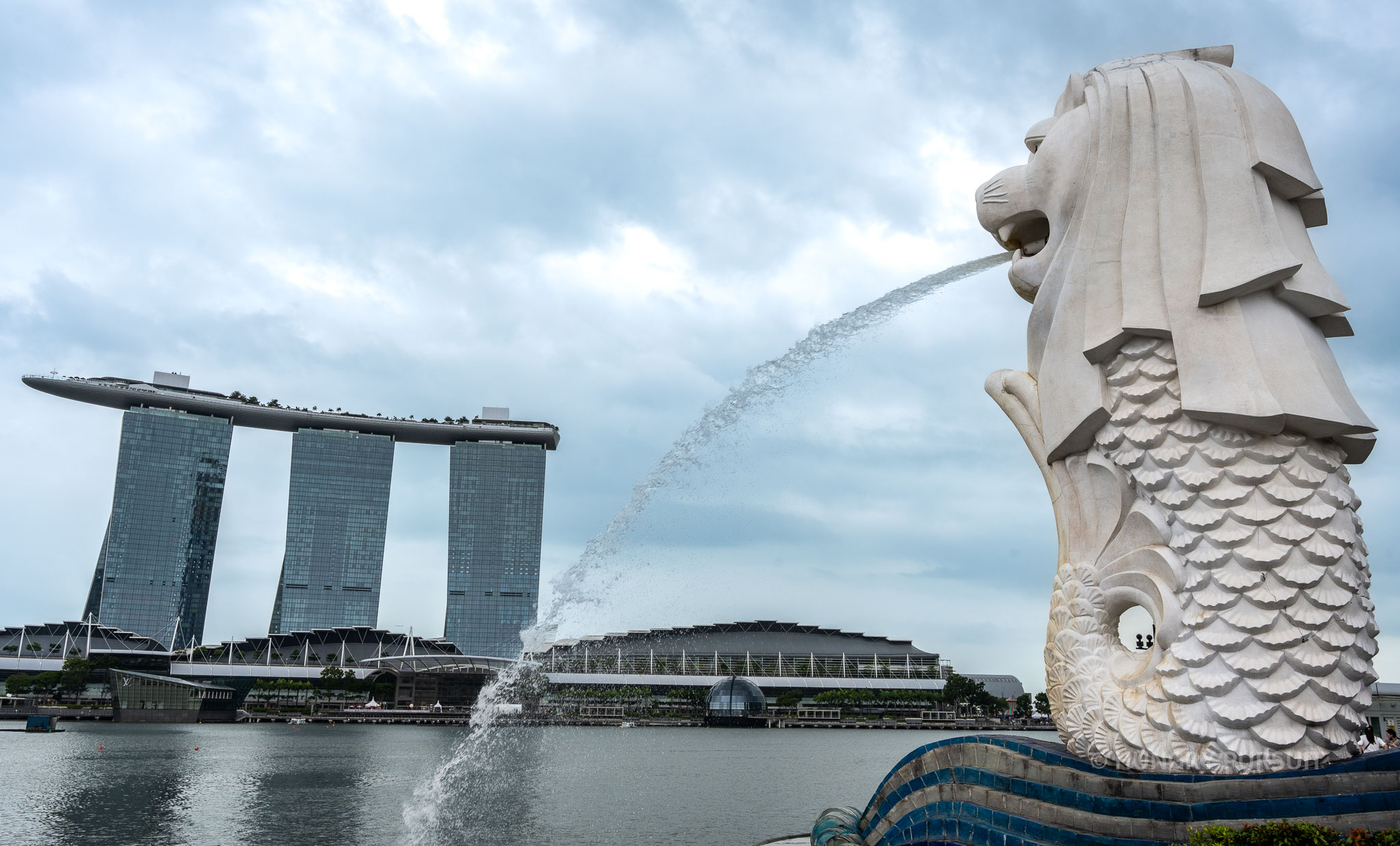 Picture of the Merlion statue with Marina Bay Sands in the background, a famous landmark in Singapore